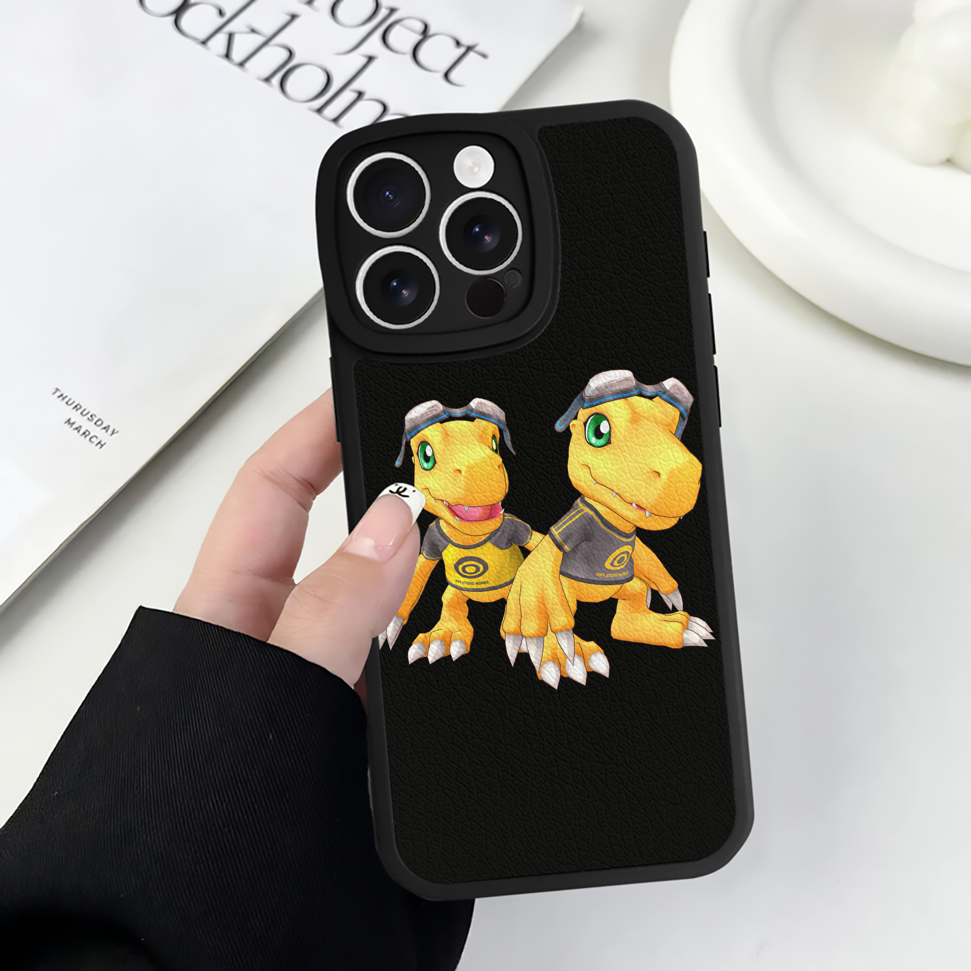 （画像用） Digimon デジタルモンスター/デジモン 【iPhone 16シリーズ対応】シリコンスマホケース（レザー調） 材質：シリコン